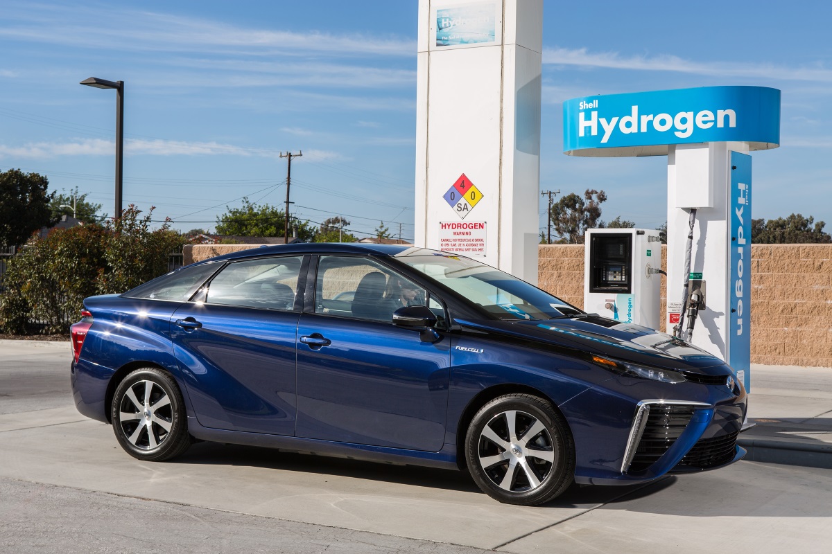 toyota-mirai-fuel-cell-sedan-gets-over-300-miles-per-fill-up-news