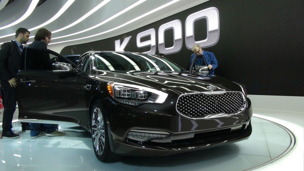 LA Video: Reveal of 2015 KIA K900 - Rear Wheel Drive Luxury - The Fast