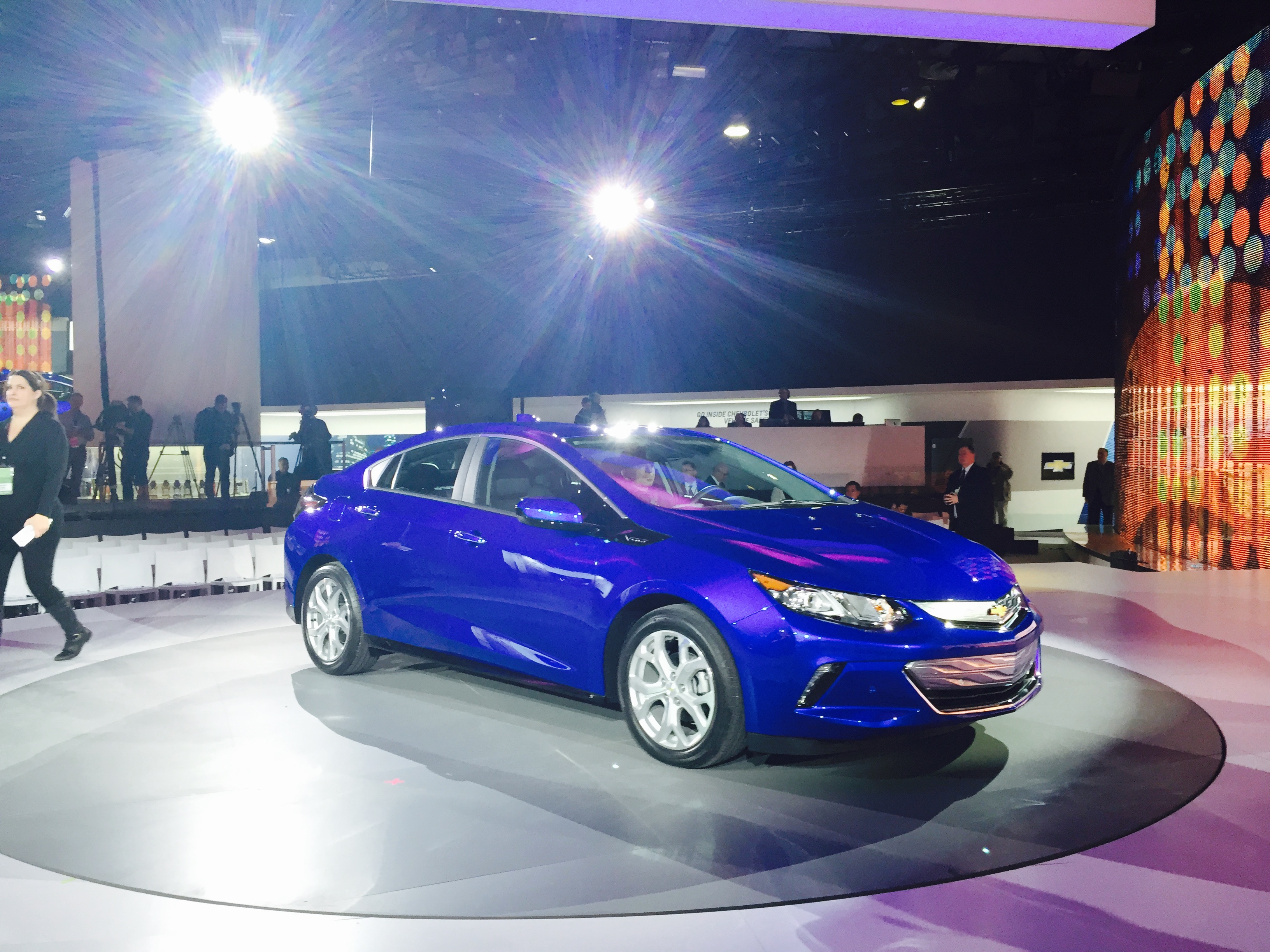 WATCH NOW: 2016 Chevy Volt REVEALED - Plus Live Stream [Video and ...