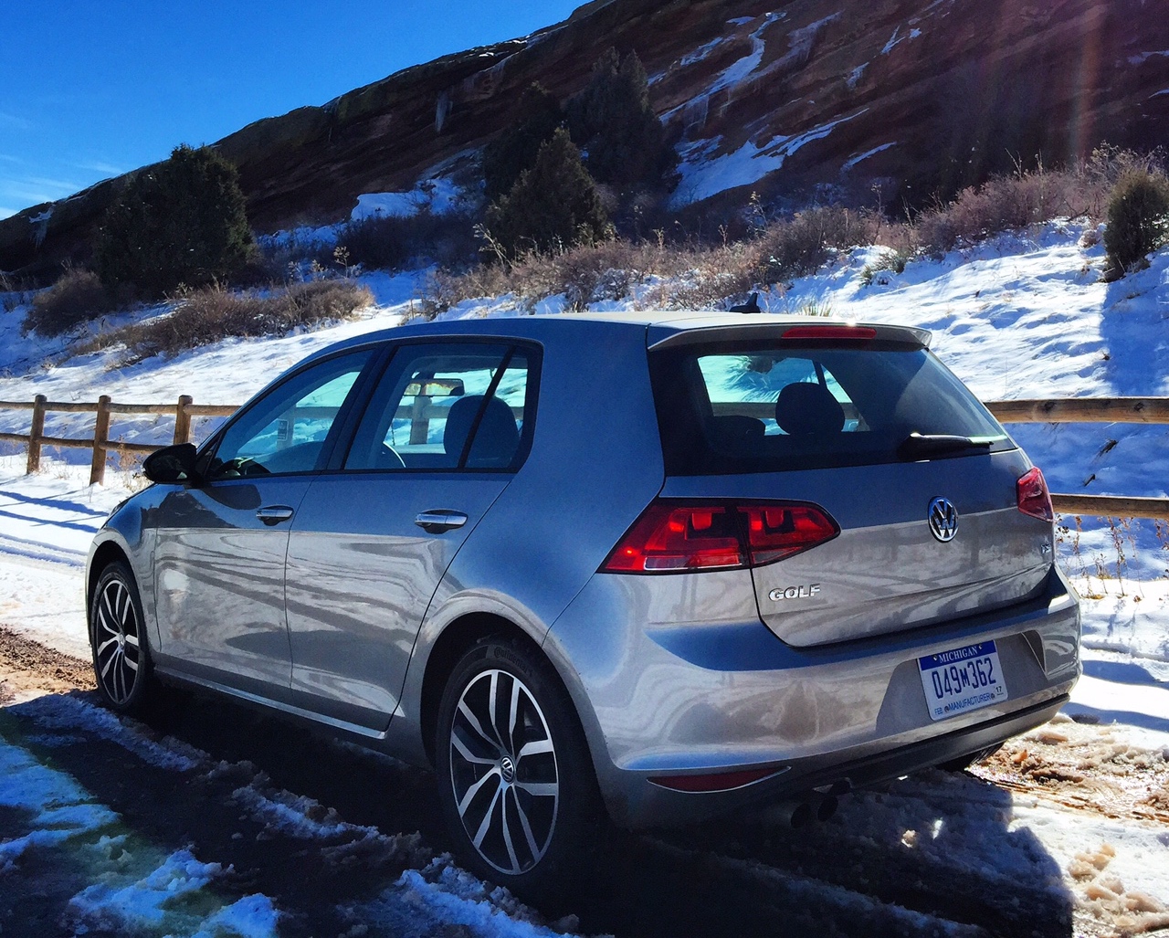 Does the 2015 VW Golf TSI SE Vanquish the GTI? [First