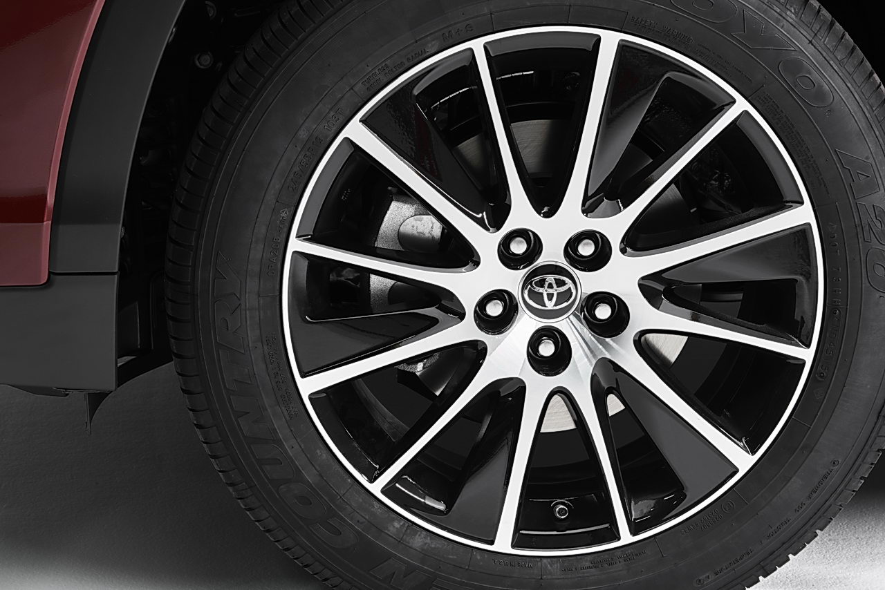 2017 Toyota Highlander 19-inch alloy wheel