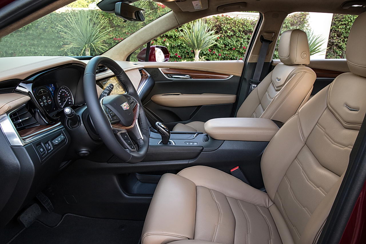 2017 Cadillac XT5 front seats