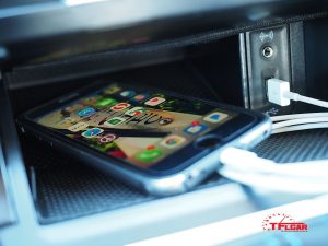 2017 VW e-Golf smartphone media bin usb port