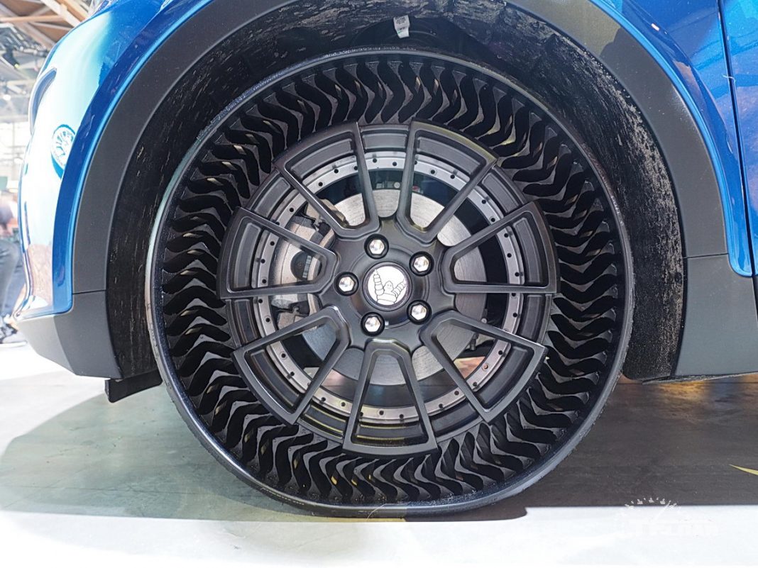 Michelin and GM Aim To Put 'Uptis' Airless Tire Into Production By 2024 ...