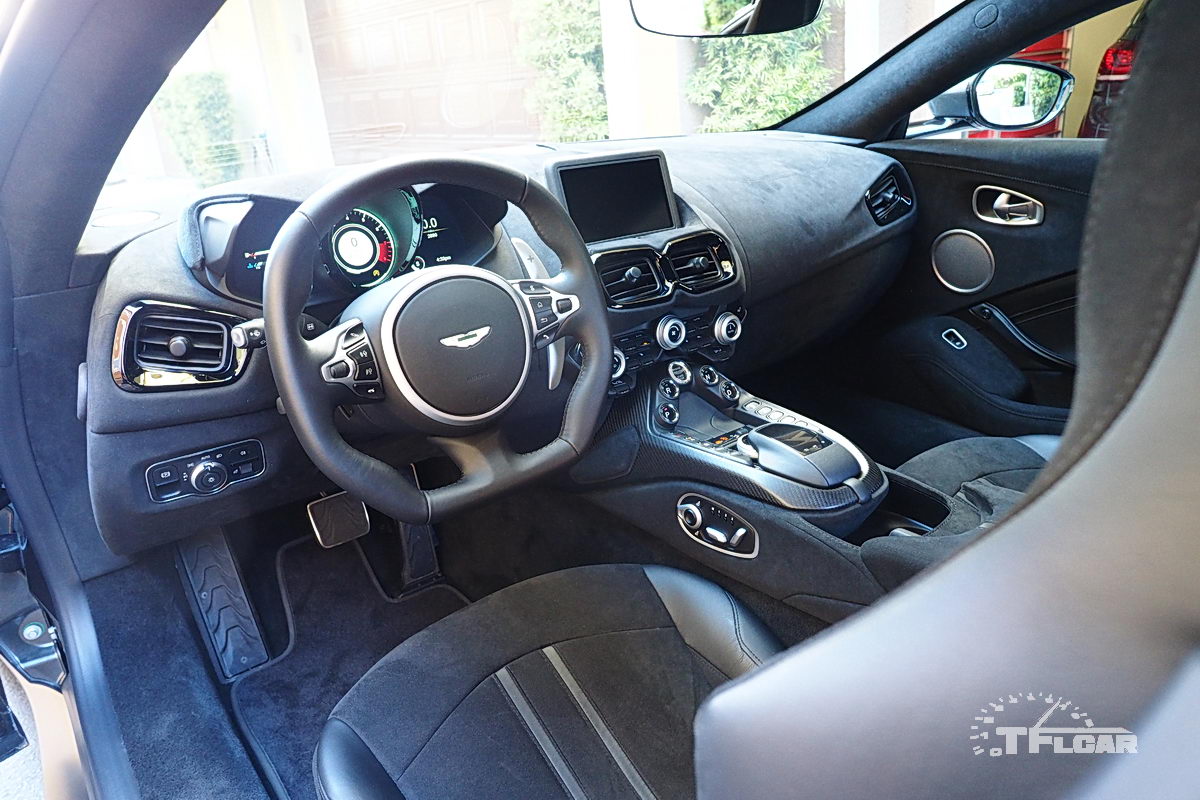 cockpit 2020 Aston Martin Vantage