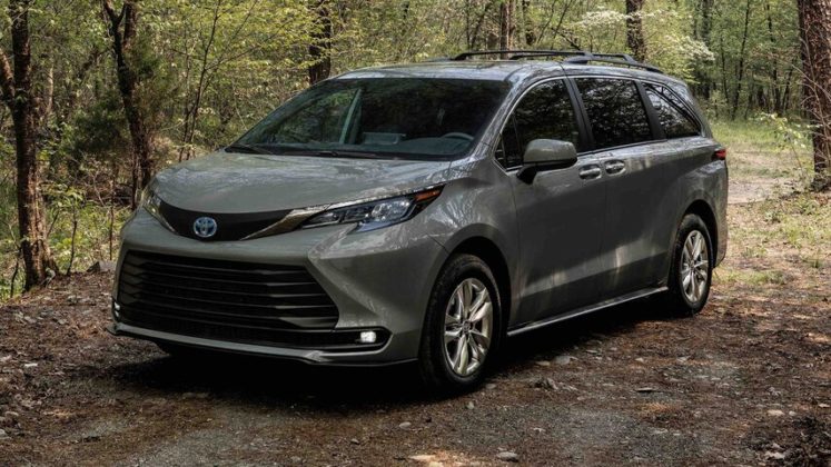 Video: Check out the 2022 Toyota Sienna Woodland Edition! - The Fast