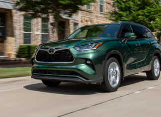 Toyota Recalls More than 550,000 Highlander SUVs for Second-Row Seat Defect 2024 Toyota Highlander