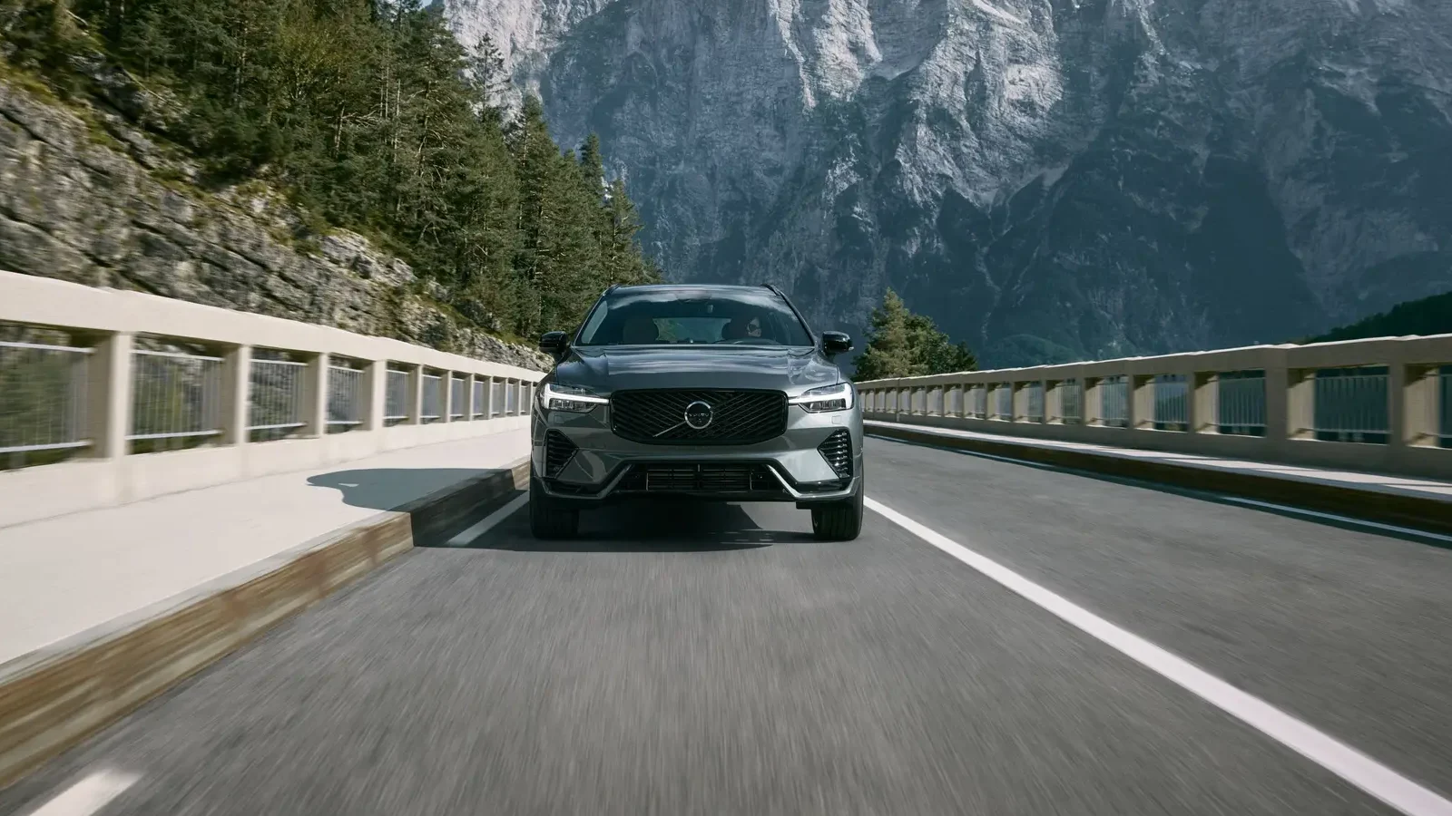 2026 Volvo XC60 Gets a Modest Refresh, Following Its Larger Siblings